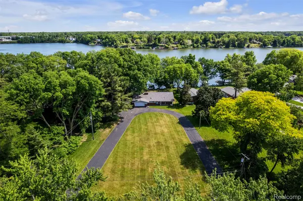 47435 N Shore DR, Van Buren Charter Township, MI 48111