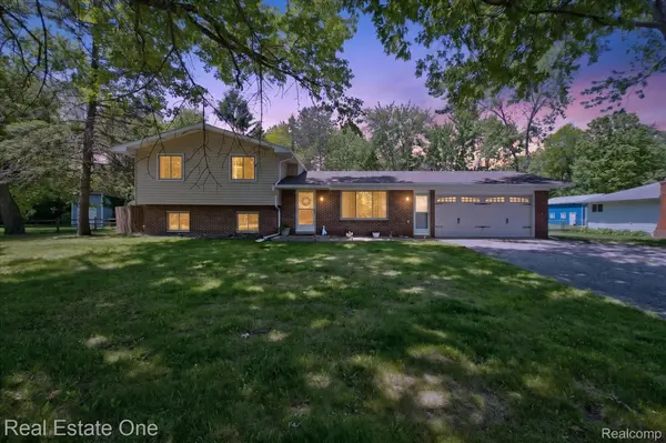 2259 Carlos DR, Waterford Charter Township, MI 48327