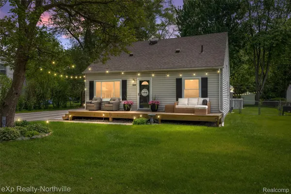46049 Chatsworth DR, Van Buren Charter Township, MI 48111