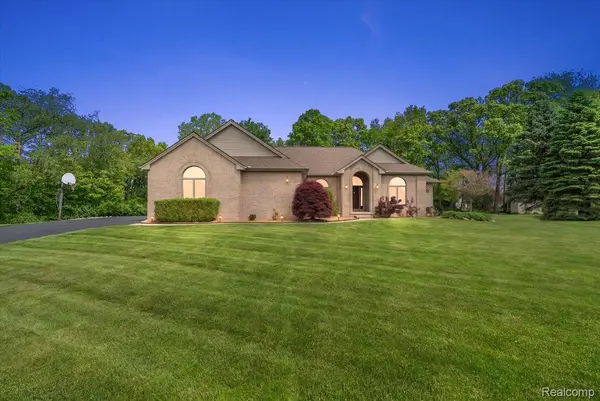 8533 Glen View DR, Hartland Township, MI 48843
