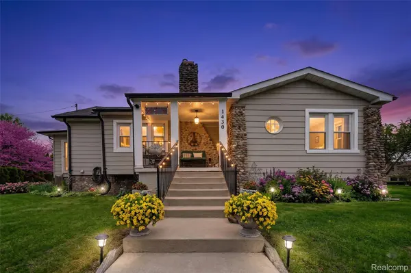 1430 Benvenue ST, Sylvan Lake, MI 48320