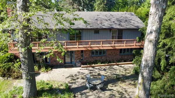 6084 Upper Straits BLVD, West Bloomfield Charter Township, MI 48324