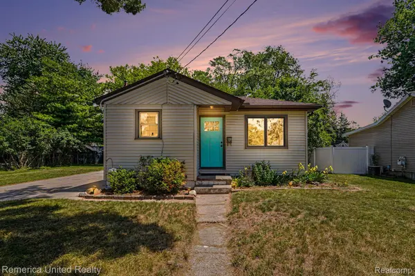 1024 Lee ST, Fenton, MI 48430
