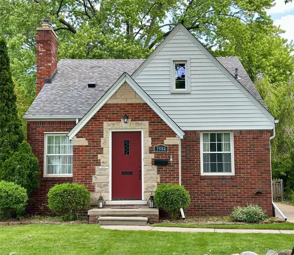 1984 Beaufait DR, Grosse Pointe Woods, MI 48236