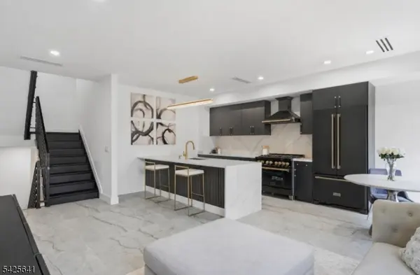 9 Minerva St #2, Jersey City, NJ 07304