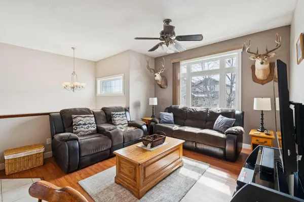 136 Luxstone PL SW, Airdrie, AB T4B 3C2