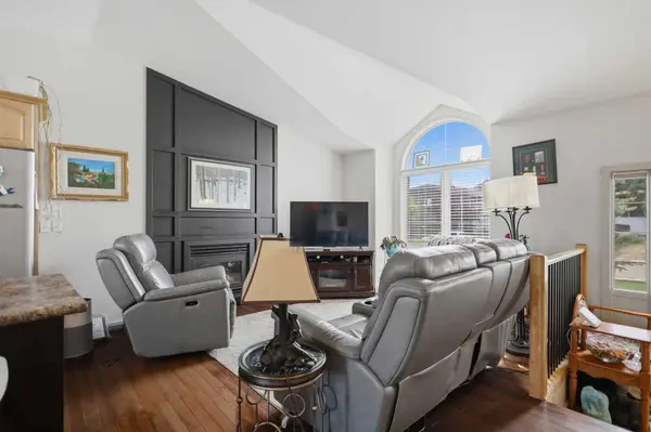 16 Peterson WAY, Sylvan Lake, AB T4S 1W8