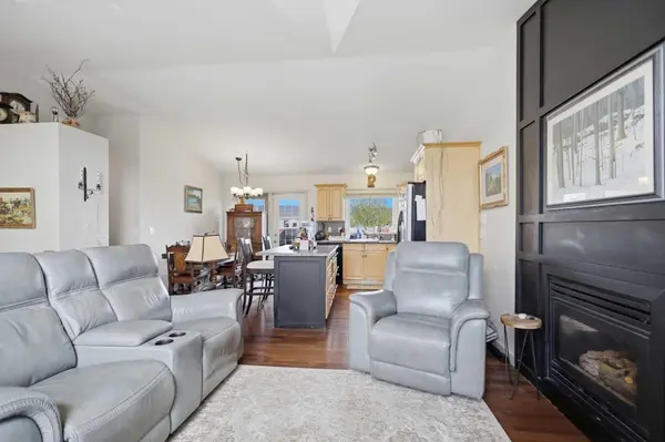 16 Peterson WAY, Sylvan Lake, AB T4S 1W8