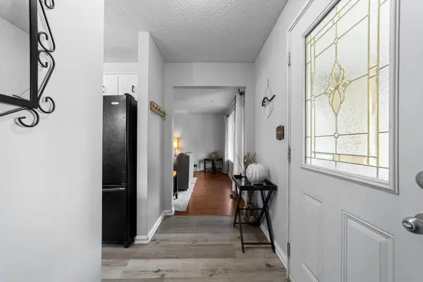 5221 42 ST, Camrose, AB T4V 1A7