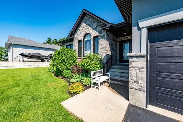 19 Nick ST, Petawawa, ON K8H 0C2