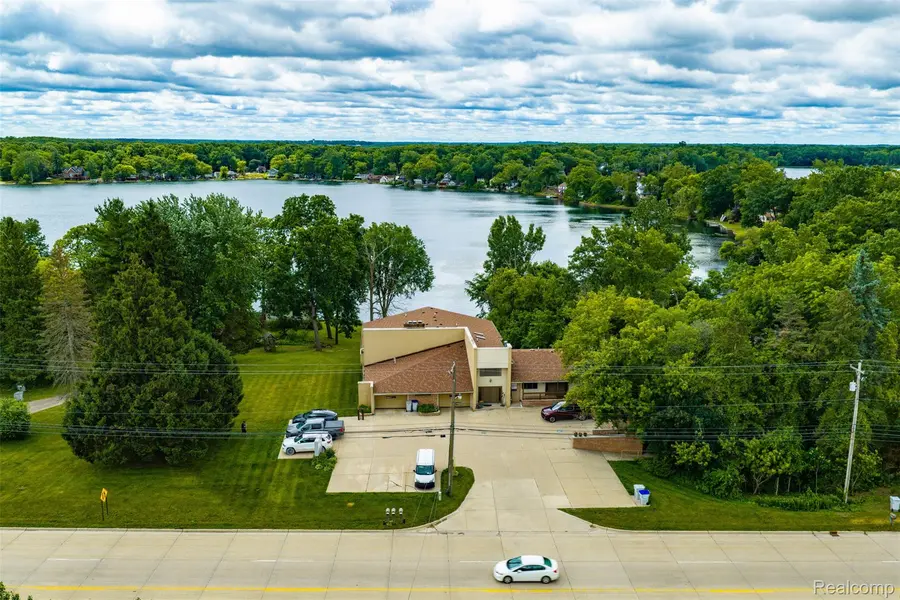 11032 Grand River RD, Green Oak Township, MI 48116