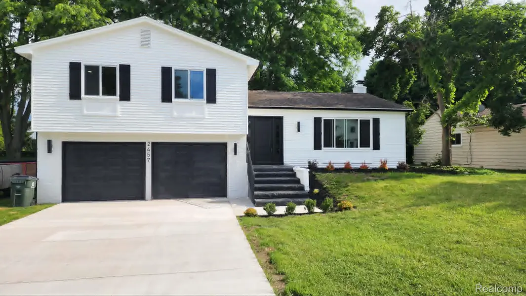 2457 Gemini DR, Lake Orion Village, MI 48360