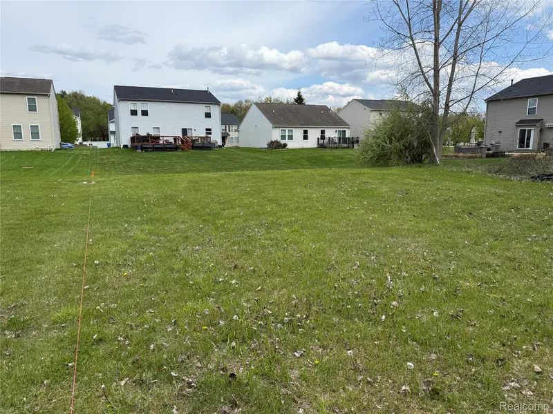 59 Lochaven RD, Waterford Charter Township, MI 48327