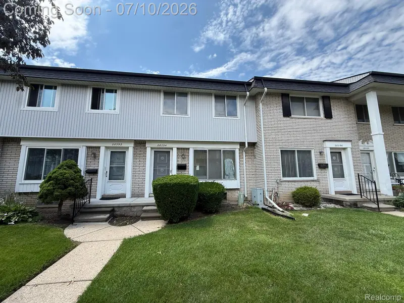 28394 Universal DR, Warren, MI 48092