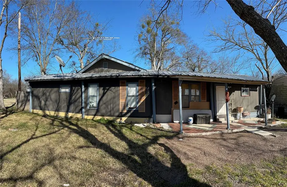 202 Cottonwood Street, Barry, TX 75102