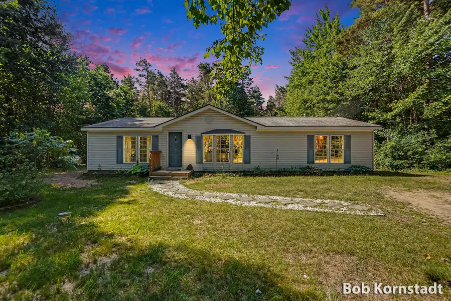 755 Cypress ST, Hwrdctyvlg-rynldstwp, MI 49329