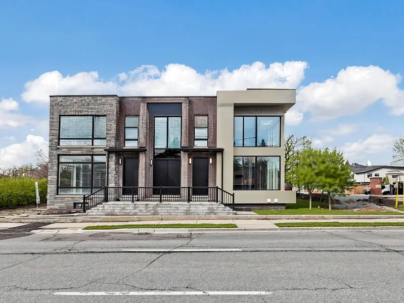 170 Dixon RD #4, Toronto W09, ON M9P 2L8