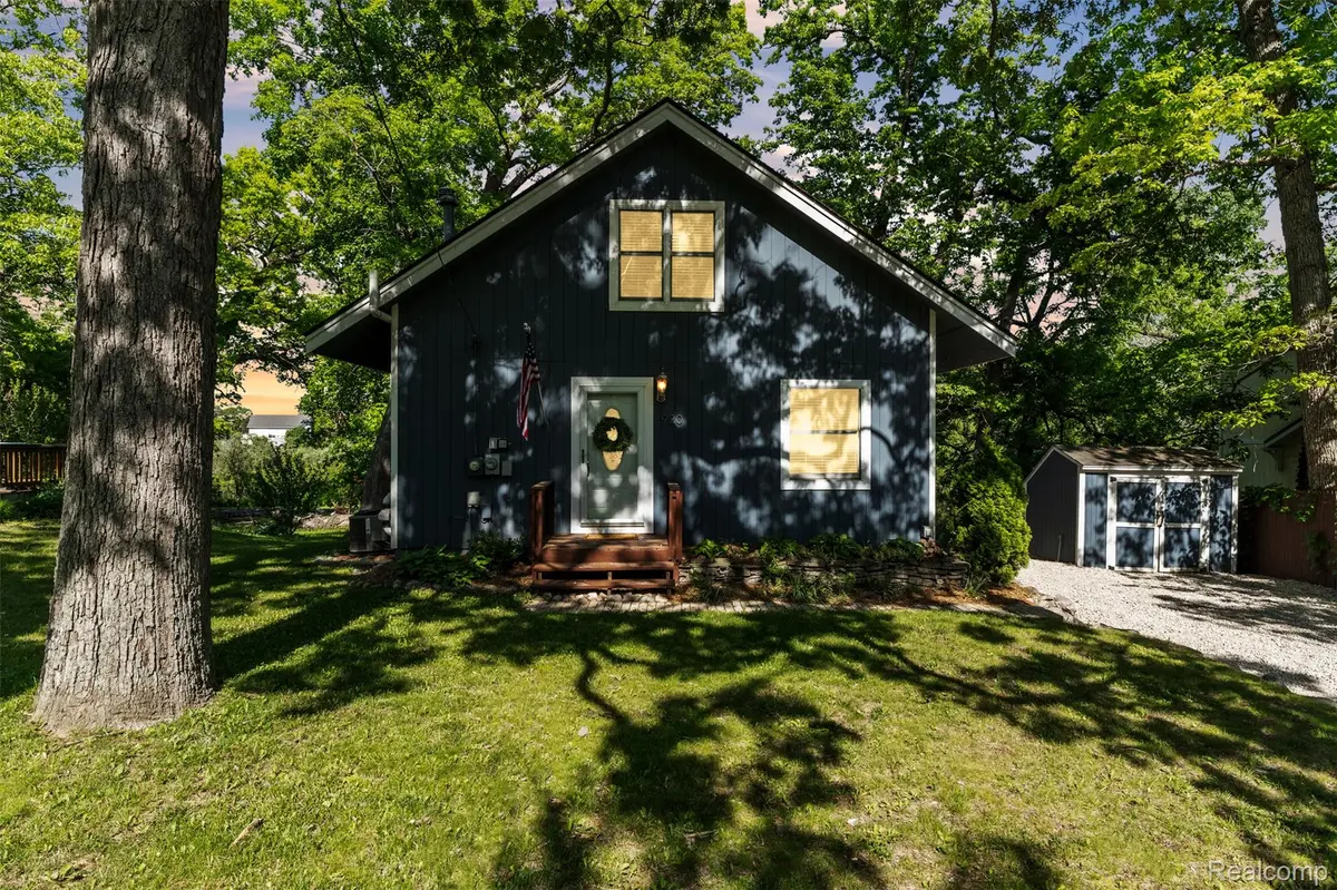 920 Hickory Ridge CIR, Milford, MI 48380