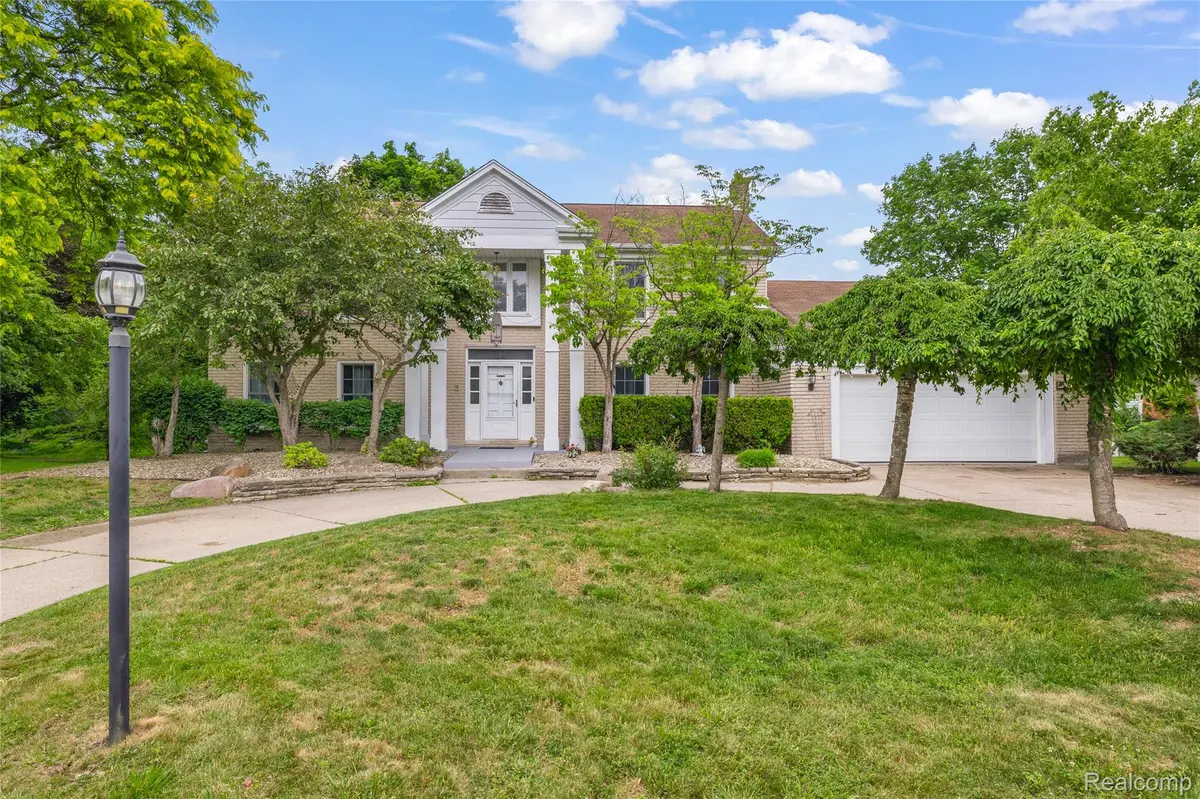 34134 Old Timber CT, Farmington Hills, MI 48331
