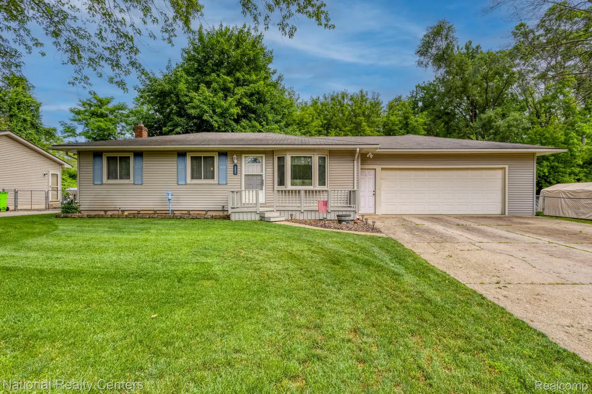 9150 Maplewood DR, White Lake Charter Township, MI 48386