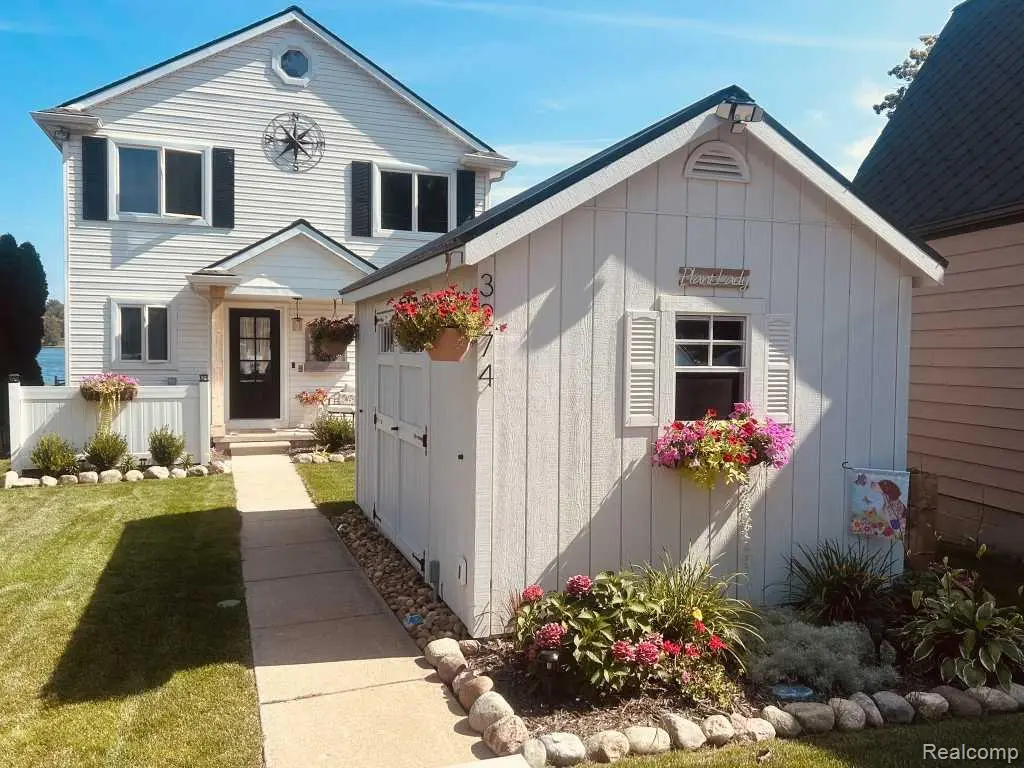 3274 Lakeview DR, Highland Charter Township, MI 48356