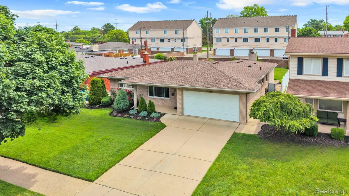29450 Desmond DR, Warren, MI 48093