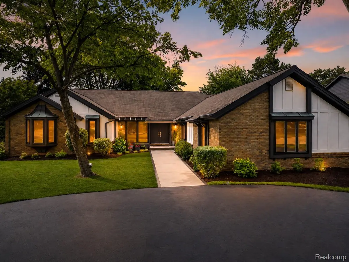 4413 Pinehurst DR, West Bloomfield Charter Township, MI 48322