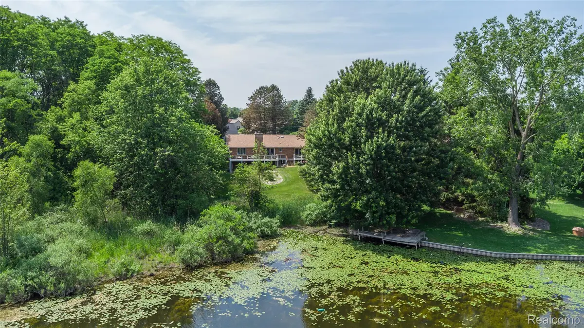 1101 S Lake Valley DR, Fenton Charter Township, MI 48430
