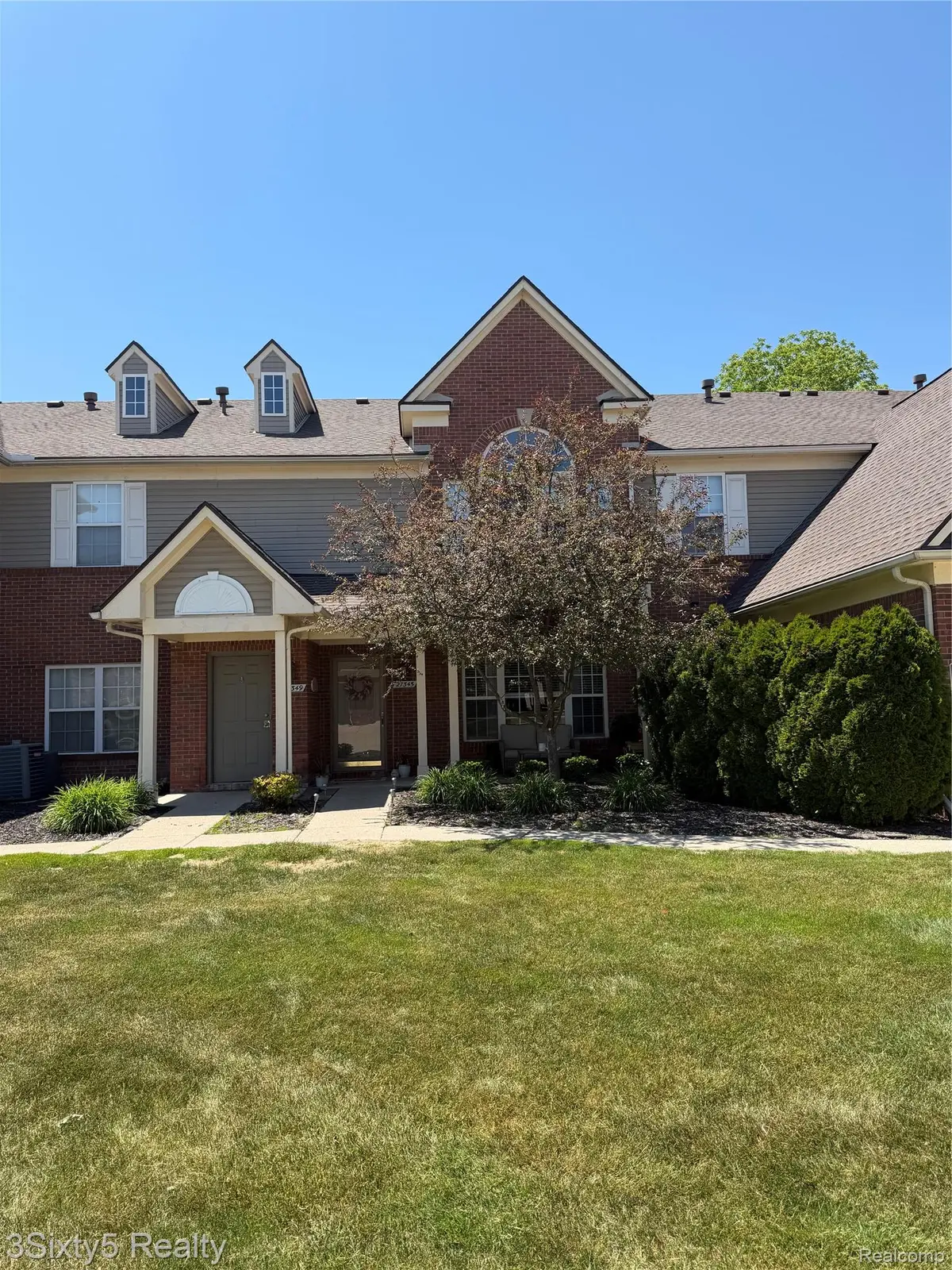 27345 Hidden Oaks DR, Brownstown Charter Township, MI 48183