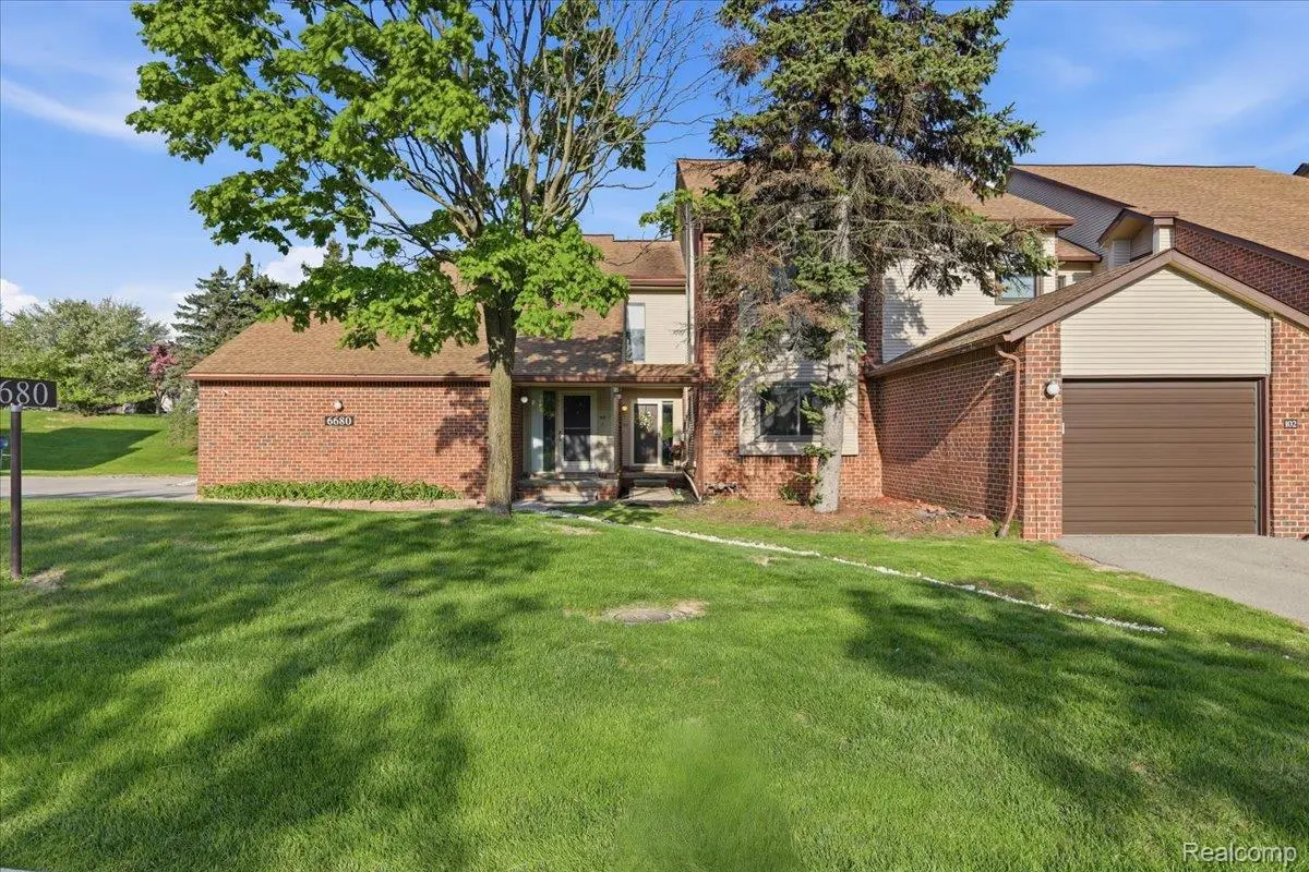 6680 Ridgefield CIR #101, West Bloomfield Charter Township, MI 48322