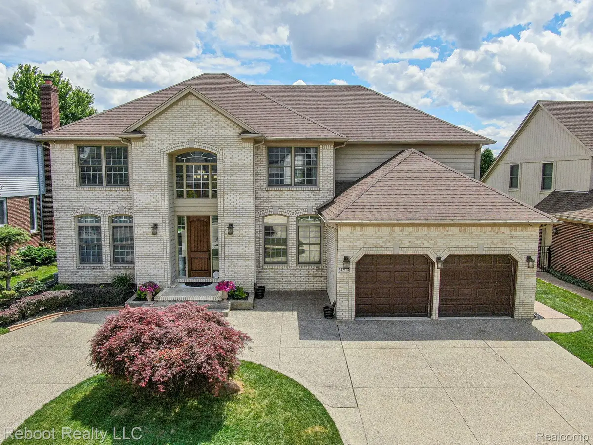 21294 Ascot DR, Macomb Township, MI 48044