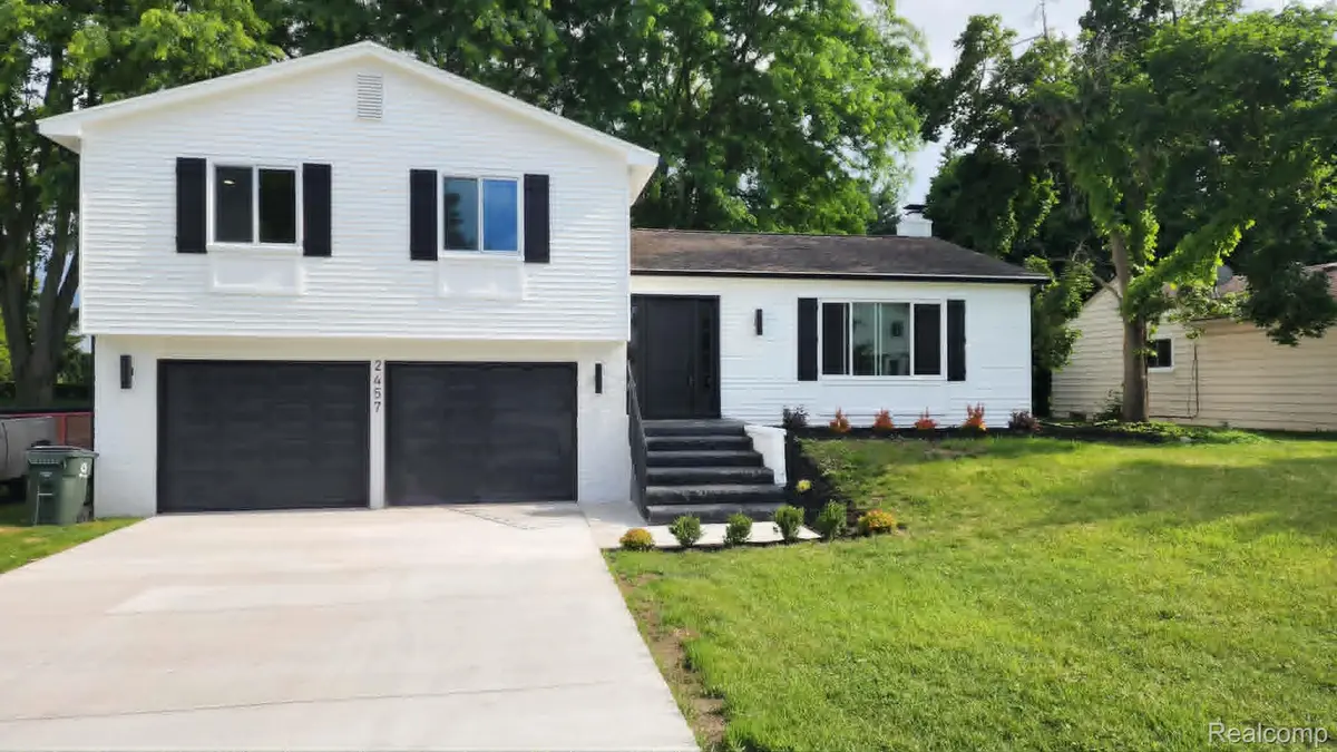 2457 Gemini DR, Lake Orion Village, MI 48360