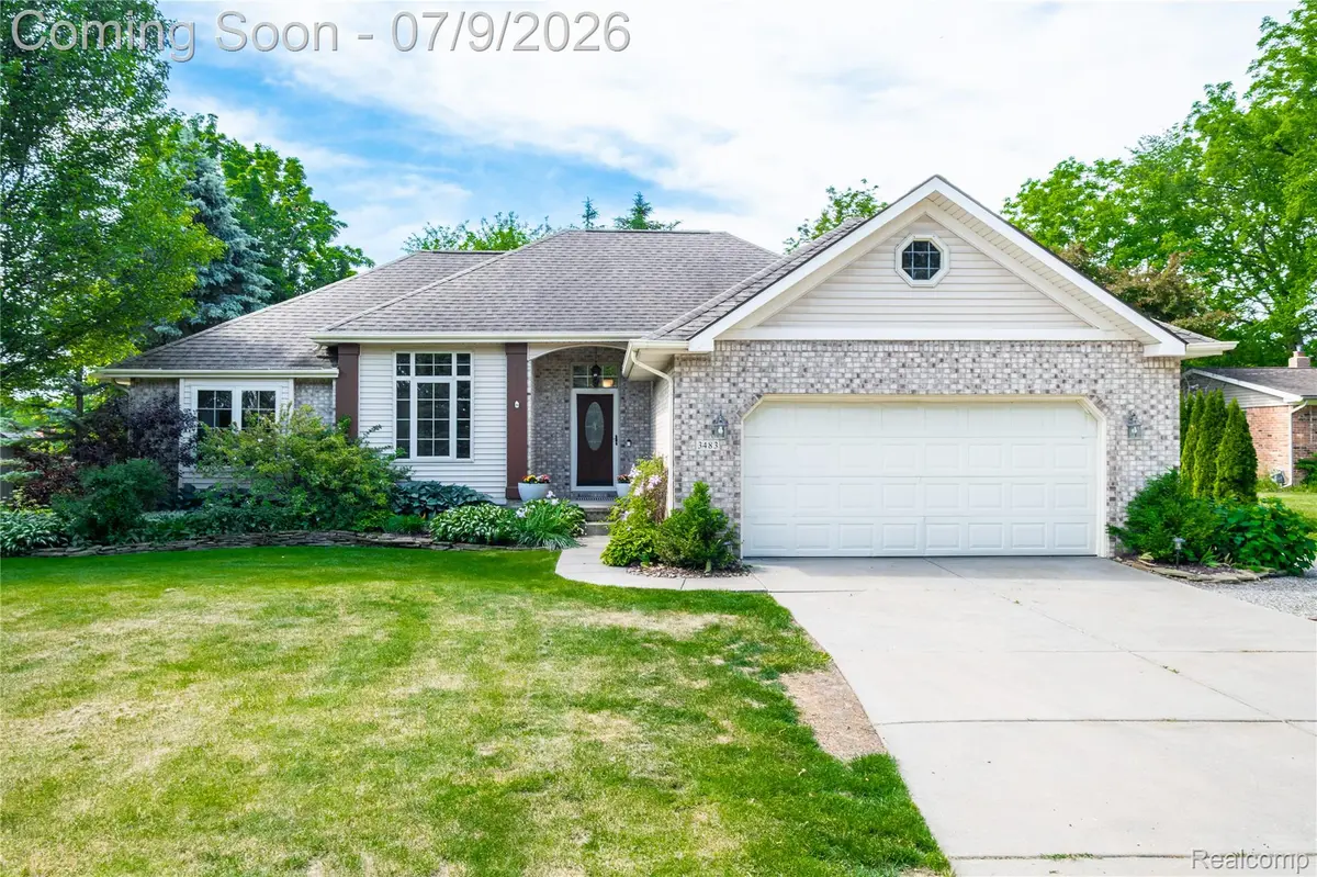 3483 Lahring RD, Fenton Charter Township, MI 48451