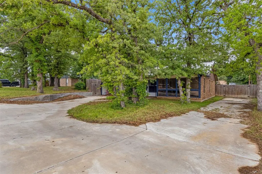 316 Hickorywood Street, Azle, TX 76020