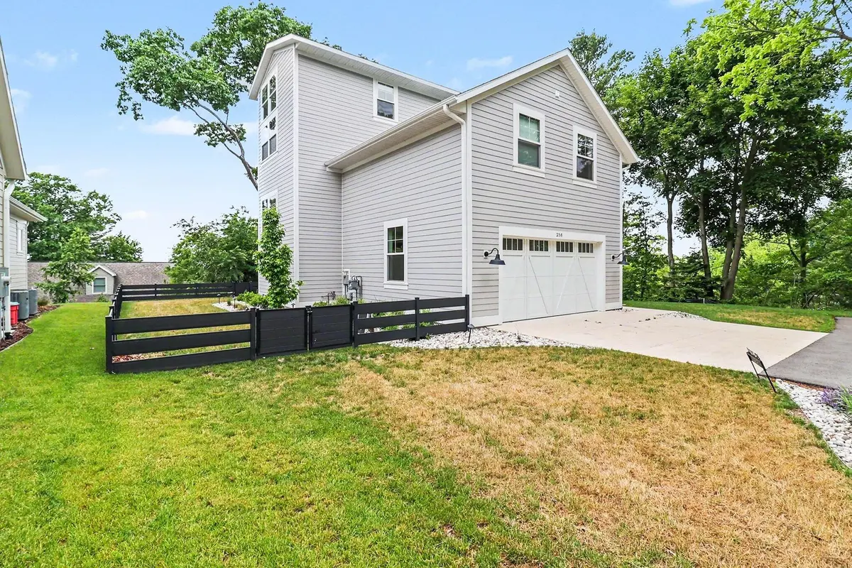 258 W Lowell ST, Pentwater Vlg, MI 49449