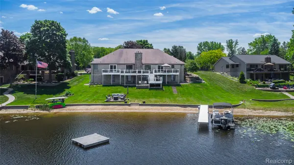 1154 Lake Valley DR, Fenton Charter Township, MI 48430