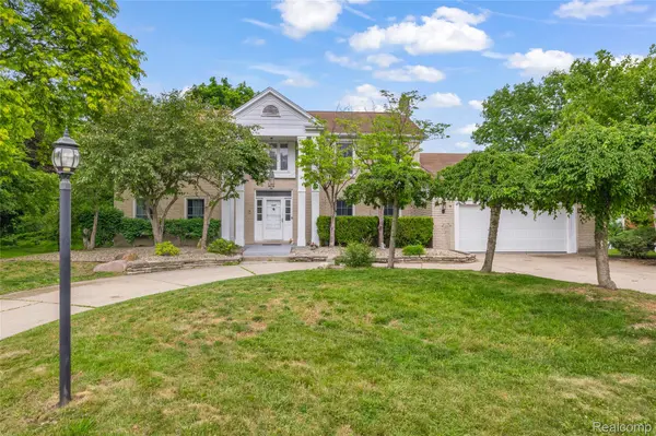 34134 Old Timber CT, Farmington Hills, MI 48331