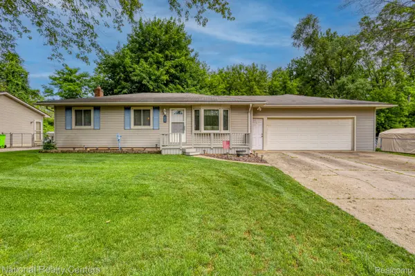 9150 Maplewood DR, White Lake Charter Township, MI 48386