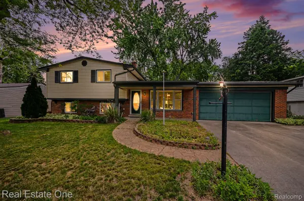 2523 Watonga DR, Commerce Charter Township, MI 48382
