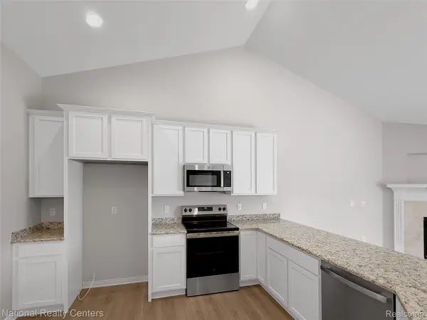 374 Devonshire DR #30, Lapeer, MI 48446