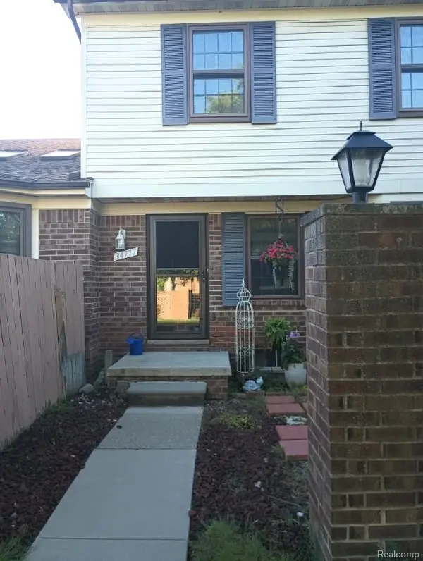 34777 E Wilma CT, Chesterfield Township, MI 48047