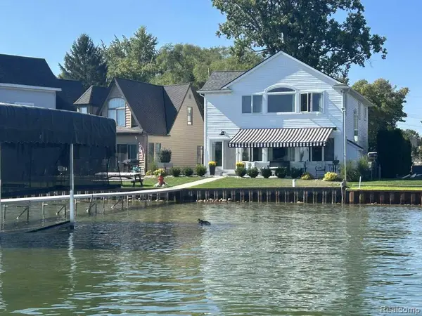 3274 Lakeview DR, Highland Charter Township, MI 48356