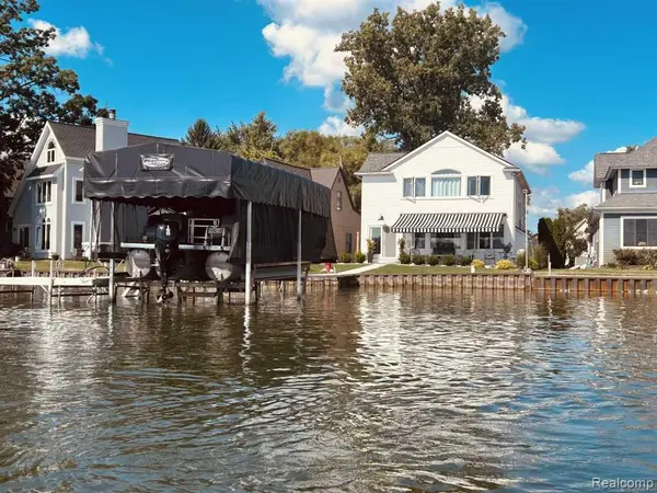 3274 Lakeview DR, Highland Charter Township, MI 48356