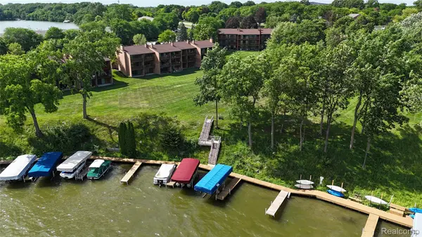 48315 Bayshore DR, Van Buren Charter Township, MI 48111