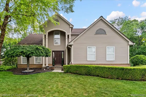 4630 Commerce Woods DR, Commerce Charter Township, MI 48382