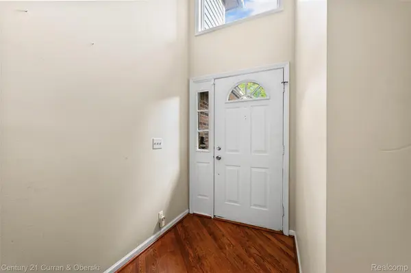 5237 Royal Vale LN, Dearborn, MI 48126