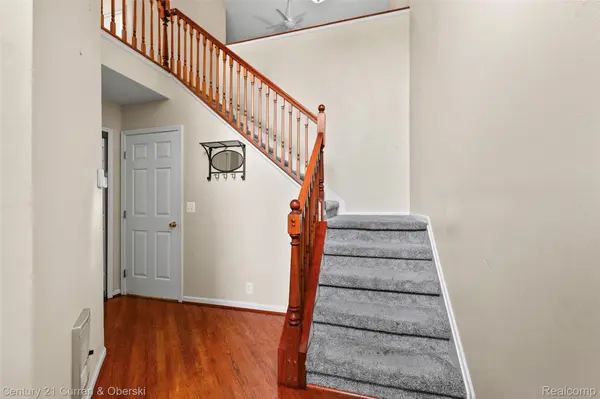 5237 Royal Vale LN, Dearborn, MI 48126