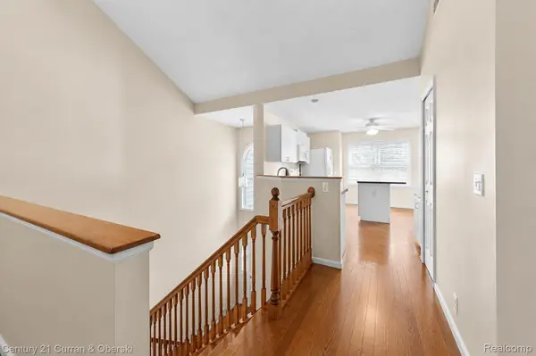5237 Royal Vale LN, Dearborn, MI 48126