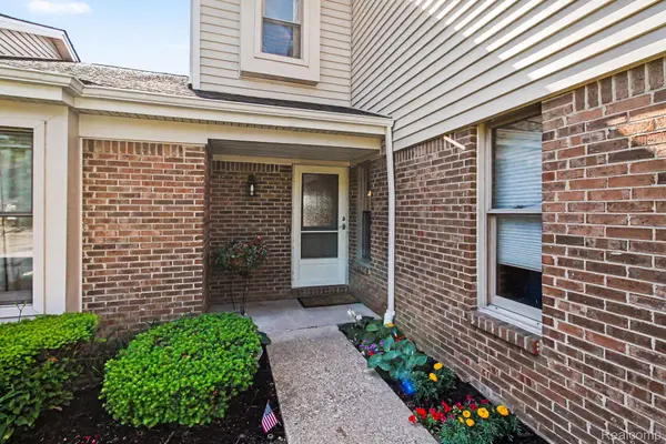 678 Summit Ridge DR, Milford Village, MI 48381