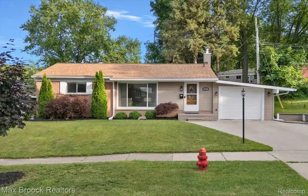 737 Panorama DR, Milford Village, MI 48381